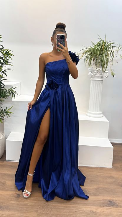 Abito da sera blu navy monospalla con dettagli floreali