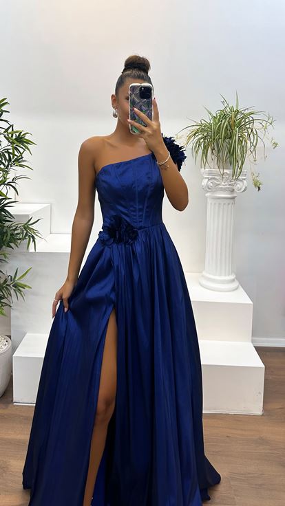 Abito da sera blu navy monospalla con dettagli floreali