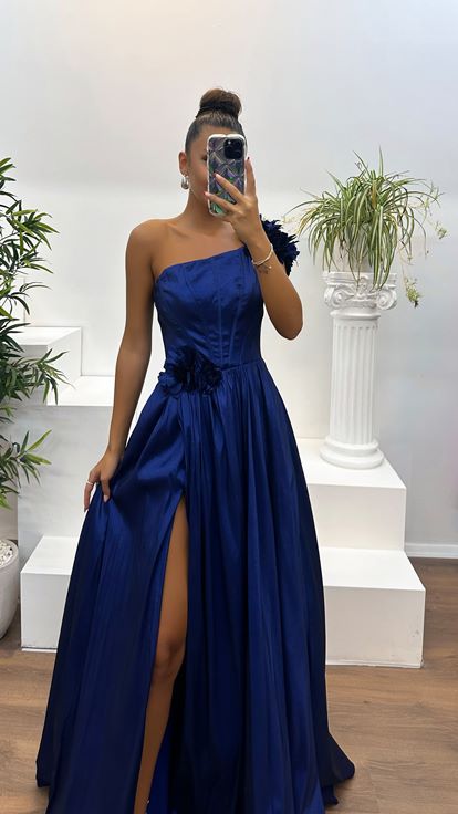 Abito da sera blu navy monospalla con dettagli floreali