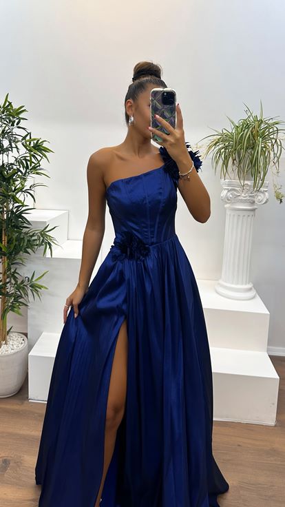 Abito da sera blu navy monospalla con dettagli floreali