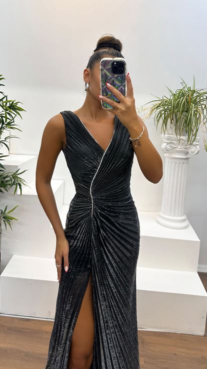 Schwarz-silbernes Abendkleid mit V-Ausschnitt und Steindetail