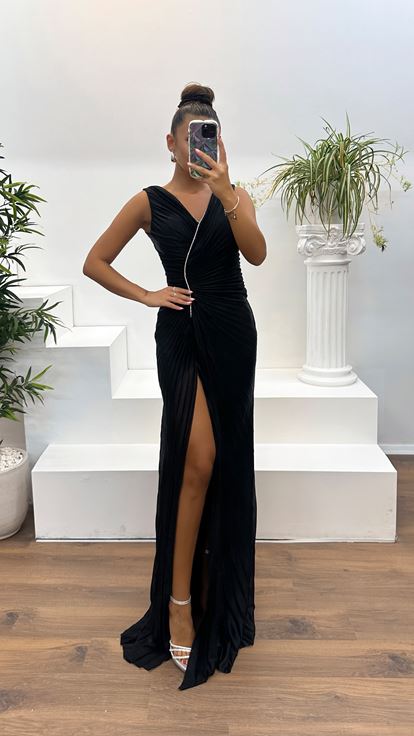 Schwarzes Abendkleid mit V-Ausschnitt und Steindetail