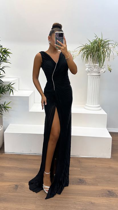 Schwarzes Abendkleid mit V-Ausschnitt und Steindetail