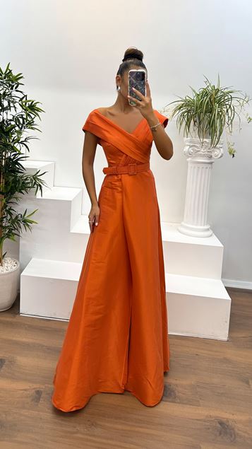 Orangefarbenes Abendkleid mit U-Boot-Ausschnitt und Gürteldetail