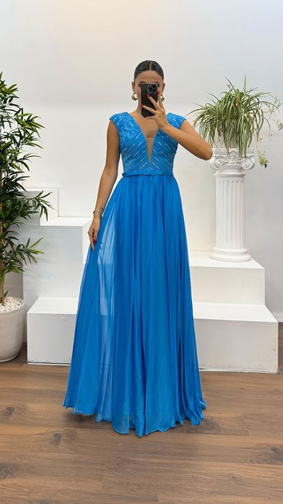 Blaues Abendkleid mit V-Ausschnitt und Gürteldetail