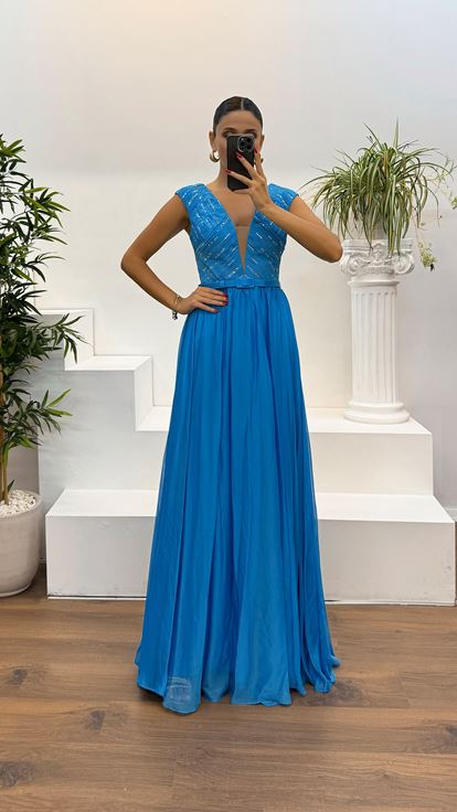 Blaues Abendkleid mit V-Ausschnitt und Gürteldetail