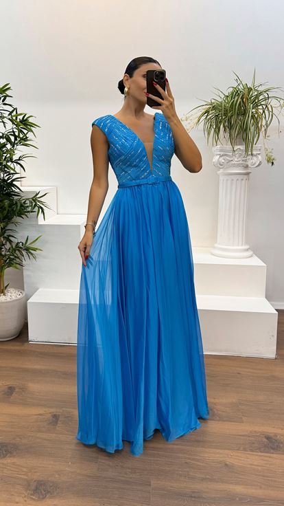 Blaues Abendkleid mit V-Ausschnitt und Gürteldetail