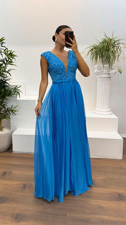Blaues Abendkleid mit V-Ausschnitt und Gürteldetail