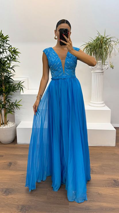 Blaues Abendkleid mit V-Ausschnitt und Gürteldetail