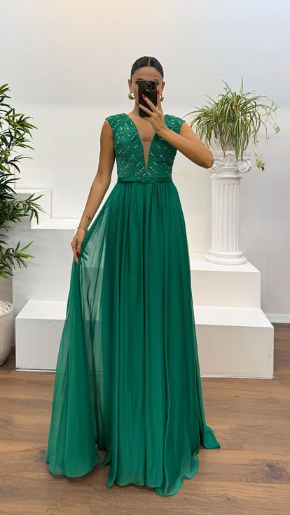 Smaragdgrünes Abendkleid mit V Ausschnitt und Gürteldetails