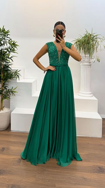 Smaragdgrünes Abendkleid mit V-Ausschnitt und Gürteldetail