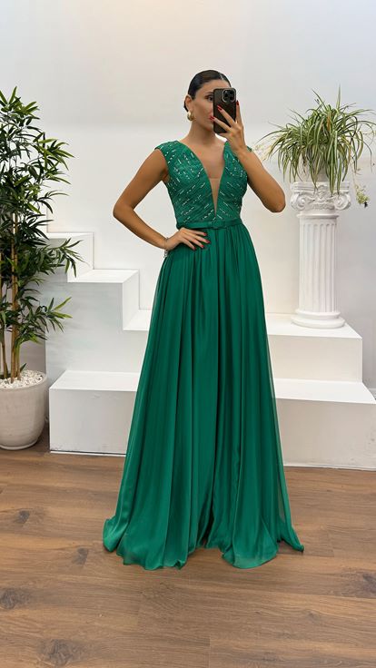 Smaragdgrünes Abendkleid mit V Ausschnitt und Gürteldetails