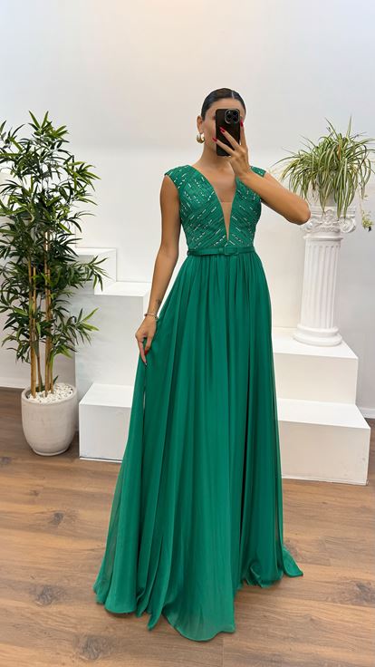 Smaragdgrünes Abendkleid mit V Ausschnitt und Gürteldetails