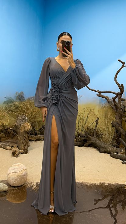 Vestido de noche antracita con manga larga y detalle de rosas en la cintura