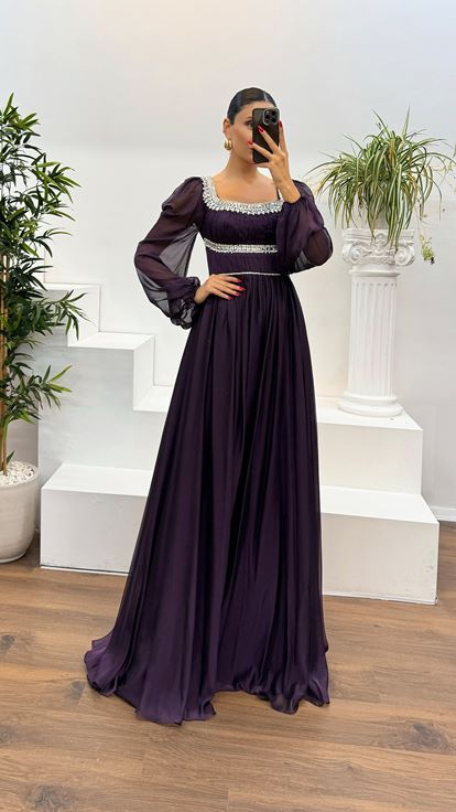 Mor Uzun Kol Yaka ve Bel İşlemeli Abiye Elbise