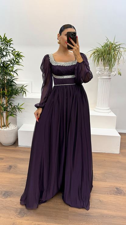 Mor Uzun Kol Yaka ve Bel İşlemeli Abiye Elbise