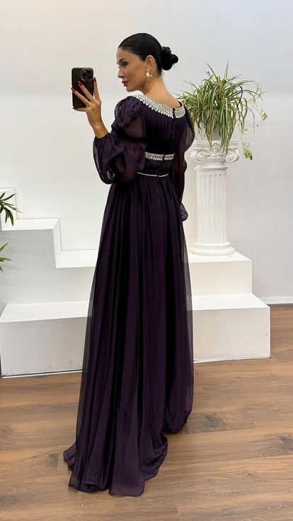 Mor Uzun Kol Yaka ve Bel İşlemeli Abiye Elbise