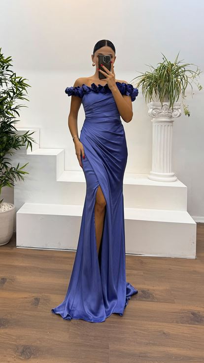 Abendkleid mit lila Kragen und Rosenapplikationen