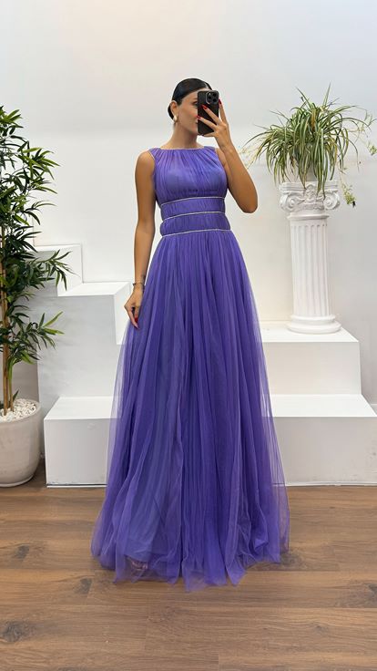 Lilafarbenes Abendkleid aus Tüll mit Steindetail an Taille und Ausschnitt