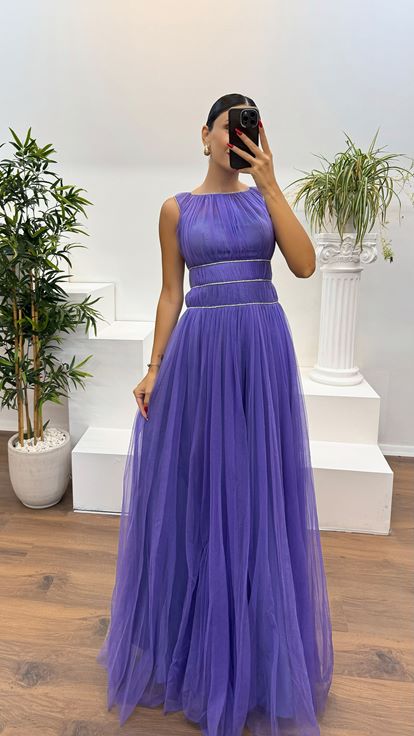 Lilafarbenes Abendkleid aus Tüll mit Steindetail an Taille und Ausschnitt
