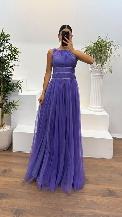 Lilafarbenes Abendkleid aus Tüll mit Steindetail an Taille und Ausschnitt