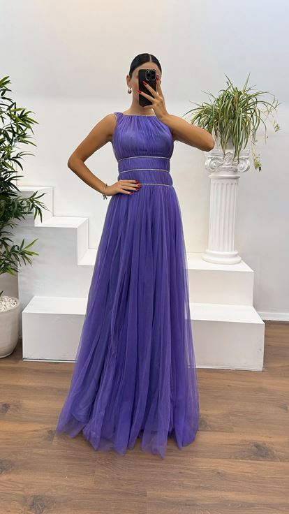 Lilafarbenes Abendkleid aus Tüll mit Steindetail an Taille und Ausschnitt