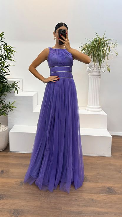 Lilafarbenes Abendkleid aus Tüll mit Steindetail an Taille und Ausschnitt