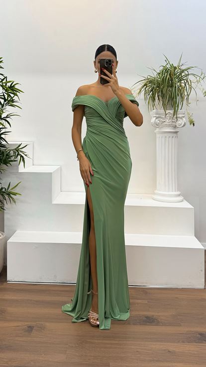 Abito da sera drappeggiato con scollo a barca turchese