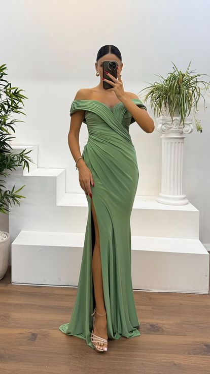 Abito da sera drappeggiato con scollo a barca turchese