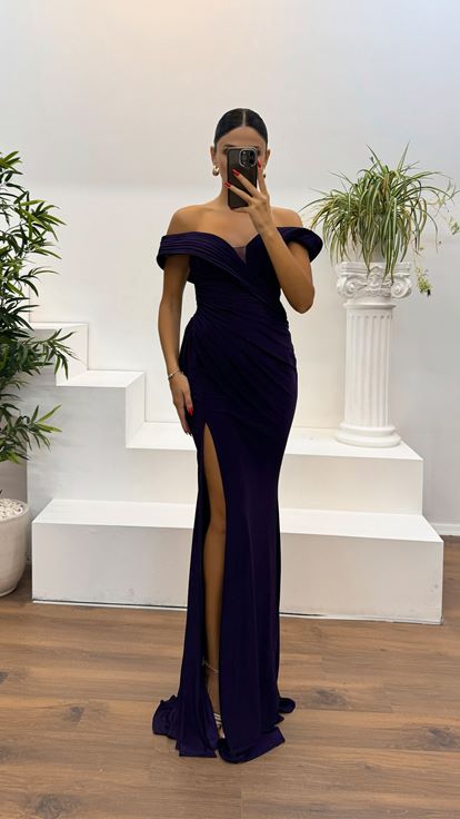 Abito da sera drappeggiato con scollo a barca viola