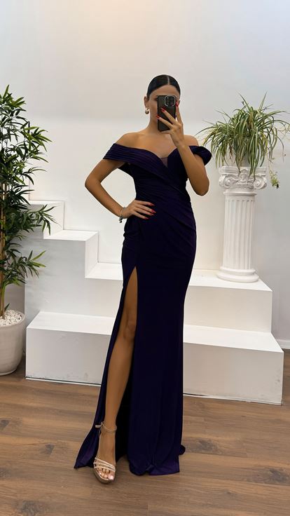 Abito da sera drappeggiato con scollo a barca viola