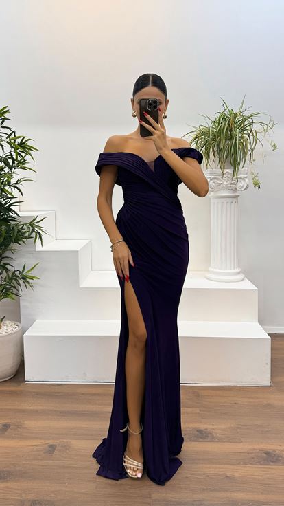 Abito da sera drappeggiato con scollo a barca viola