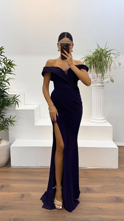 Abito da sera drappeggiato con scollo a barca viola