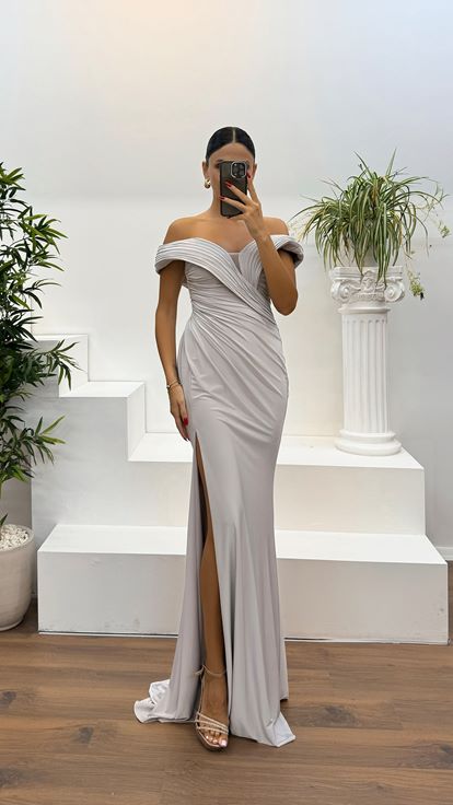 Abito da sera drappeggiato con scollo a barca in pietra