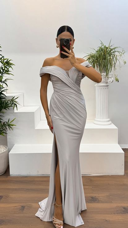 Abito da sera drappeggiato con scollo a barca in pietra