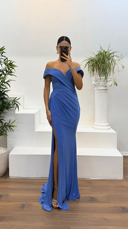 Abito da sera drappeggiato con scollo a barca indaco