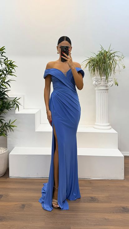 Abito da sera drappeggiato con scollo a barca indaco