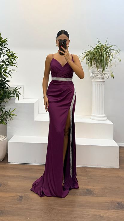 Violettes Abendkleid mit Trägern und Rückendetail