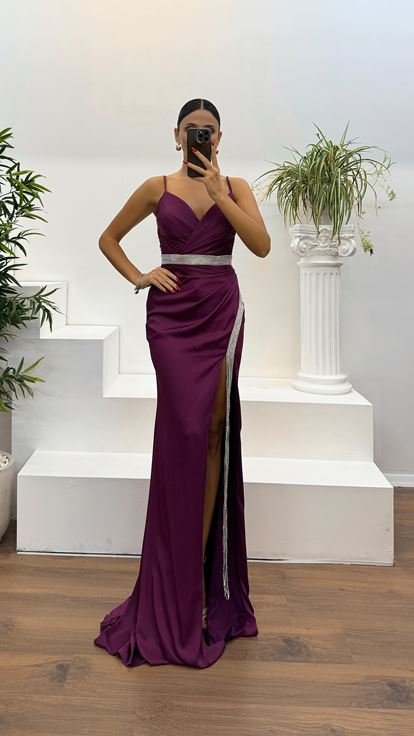 Violettes Abendkleid mit Trägern und Rückendetail