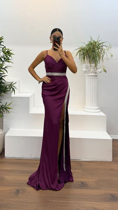 Violettes Abendkleid mit Trägern und Rückendetail