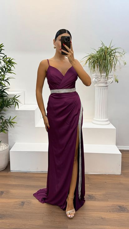Violettes Abendkleid mit Trägern und Rückendetail