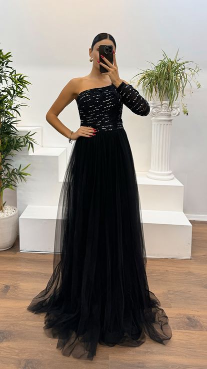 Siyah Tek Kol İşlemeli Tül Abiye Elbise