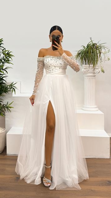 Abito da sera in tulle ricamato con scollo a barca in osso