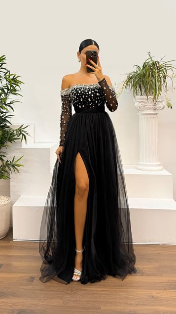 Vestido de noche de tul bordado con cuello barco negro