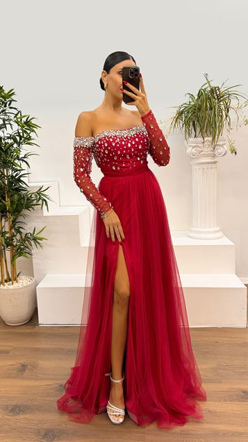 Abito da sera in tulle ricamato con scollo a barchetta rosso