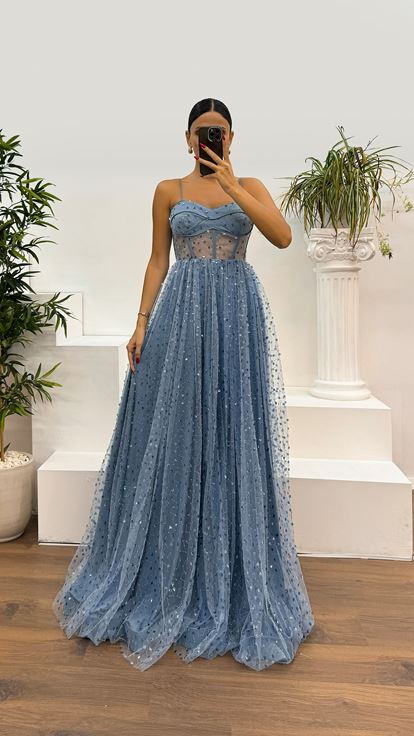 Abito da sera indaco con spalline sottili  vita trasparente e dettagli ricamati 