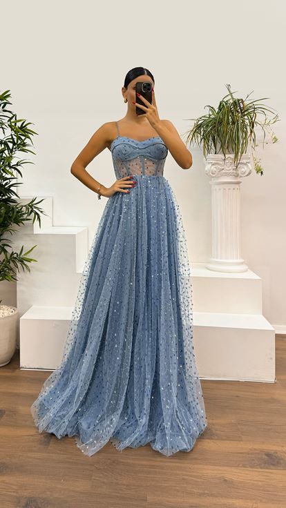 Abito da sera indaco con spalline sottili  vita trasparente e dettagli ricamati 