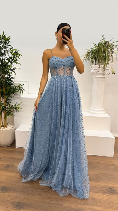 Abito da sera indaco con spalline sottili  vita trasparente e dettagli ricamati 