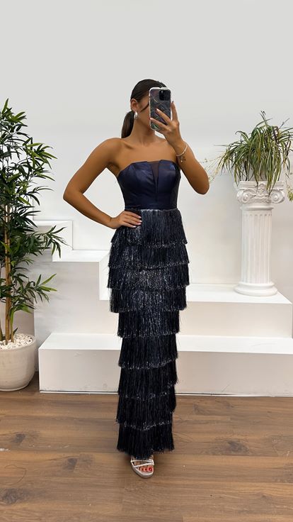 فستان سهرة كحلي بدون حمالات مزين بشراشيب