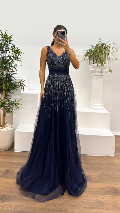 Marineblaues Abendkleid aus besticktem Tüll mit V-Ausschnitt